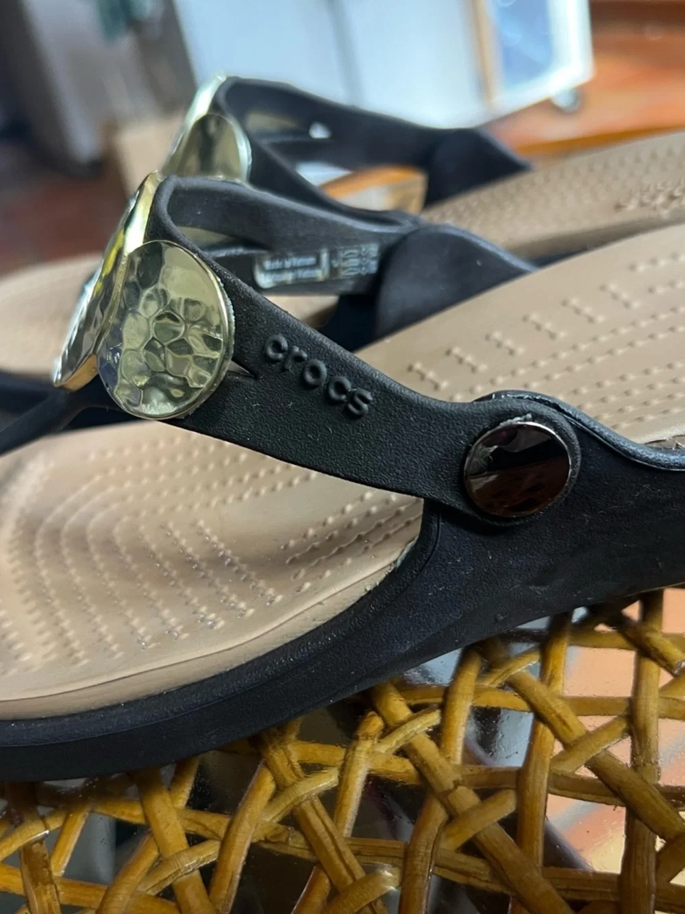 Crocs Thong Sandals w/ Gold Hammered Medallion | Comfort Flip Flops | Size 7 - Picture 5 of 8